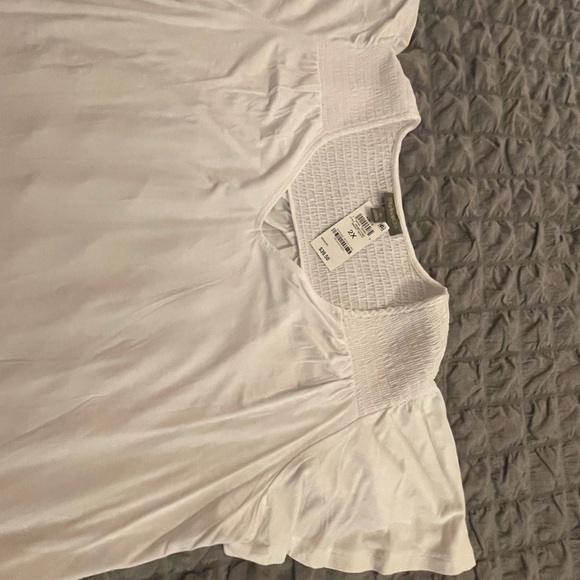 Style & Co. chic White V-neck Top with flutter sleeves. Size 2X NWT - Picture 3 of 4